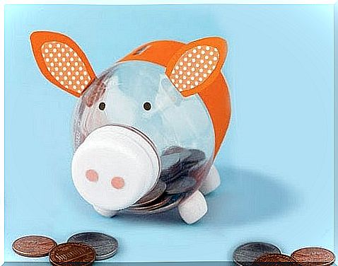 Piggy bank: a great idea for reusing plastic bottles