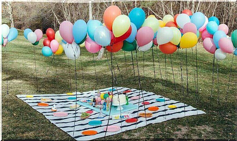 You can decorate balloons for outdoor parties