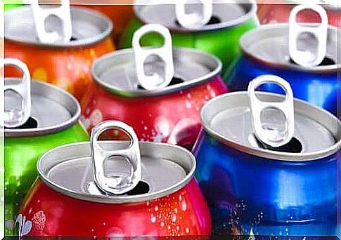 Soft drinks are rich in sugar and artificial preservatives