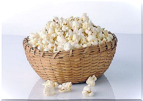 Popcorn is a snack suitable for weight loss