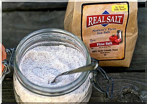 Use sea salt to peel the skin of the neck.