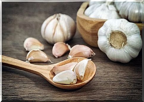 try natural treatment for sore throat from garlic