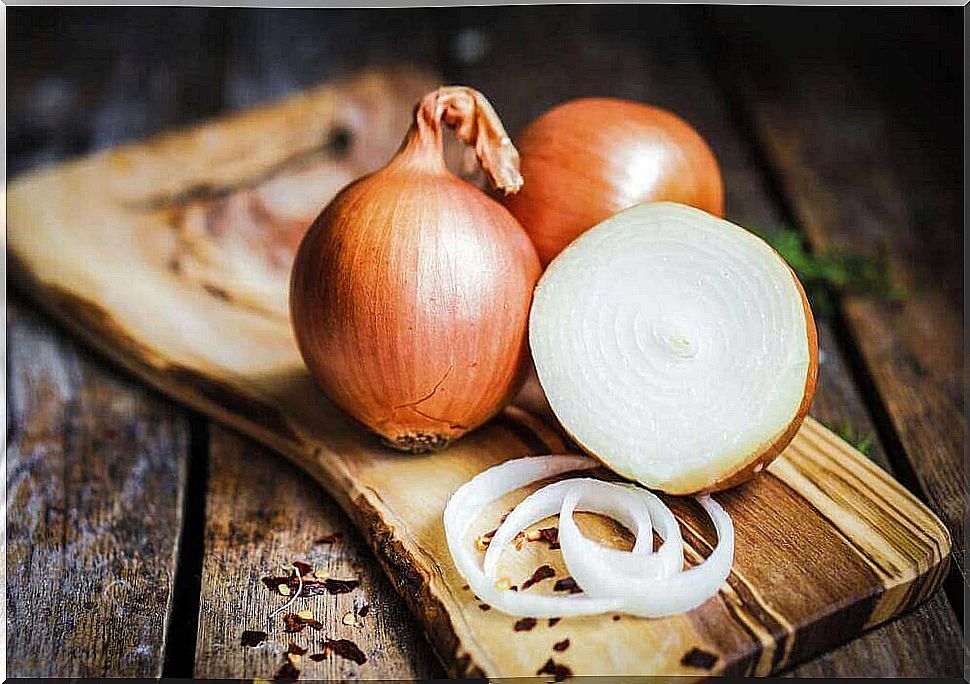 Onions contain calcium.