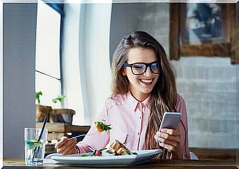 Distractions while eating can make you eat faster