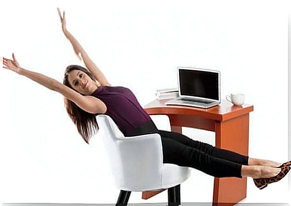 To prevent varicose veins, you can do exercises even at your desk.