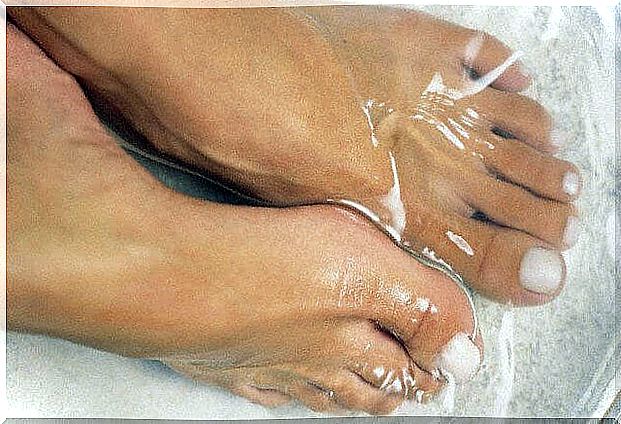 treatment of ingrown toenail with warm water