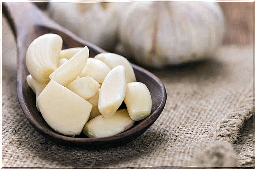 Garlic has anticoagulant properties.