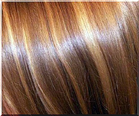 hydrogen peroxide lightens hair