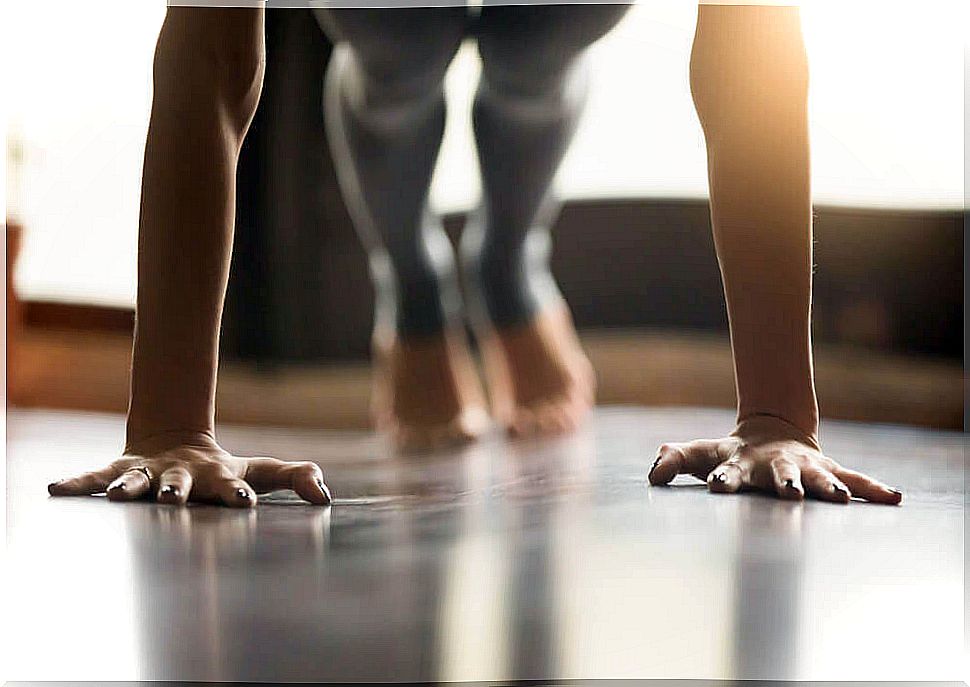 How does yoga strengthen muscles?