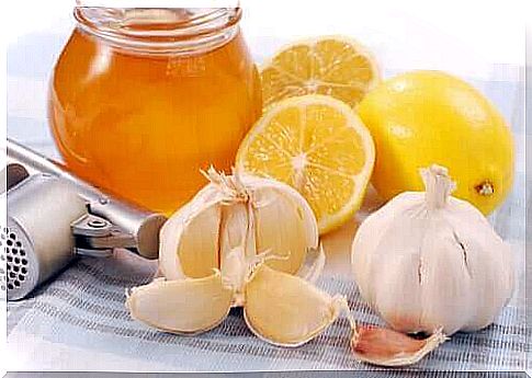 With lemon, garlic and honey, you back the flu.