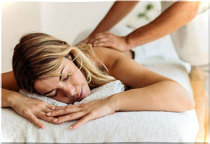 Massage promotes the removal of back fat.