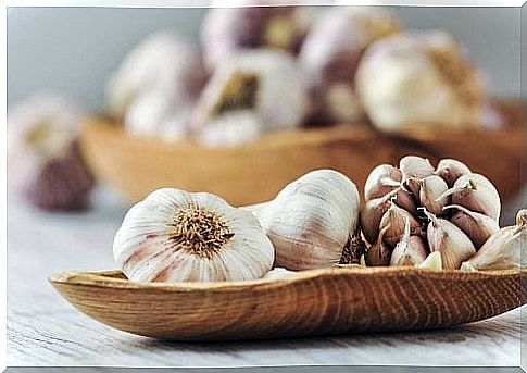 Garlic can be used both to season food and to relieve some inflammation