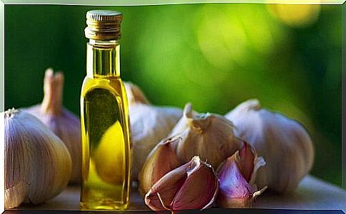 The versatile uses of garlic oil treat both the flu and cutaneous fungal infections 