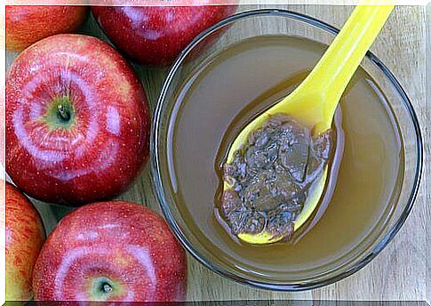 The combination of apple cider vinegar and bleach helps remove mold.