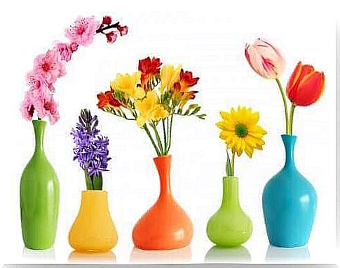 Spray paint can be used to create decorative flower vases