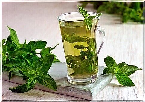 smell your hair with mint water