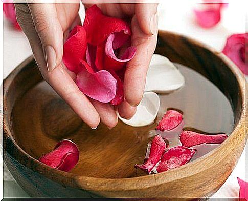 smell your hair with rose water