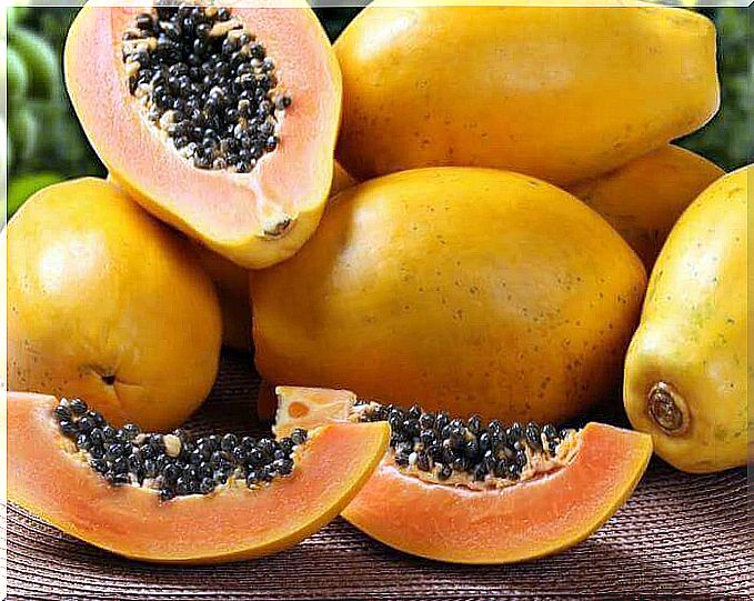 Papaya moisturizes cracked lips