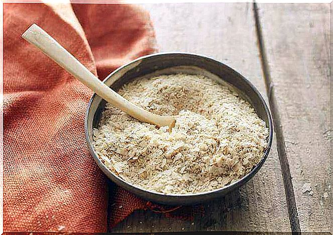 Prepare this mask for skin and hair from oats and brewer's yeast.