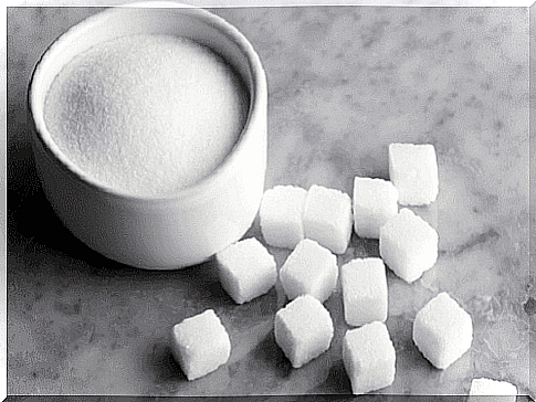 fine sugar and sugar cubes