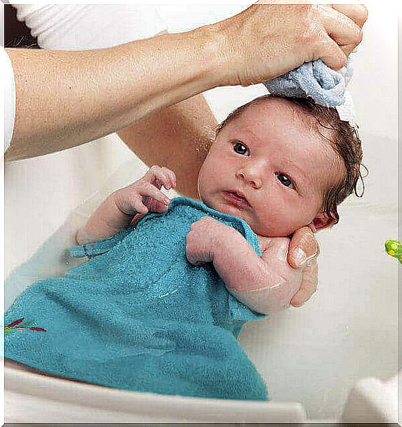 Be sure to dry the newborn's umbilical cord after a bath.