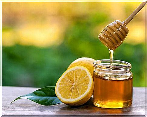 Honey tea is good for swollen gums.