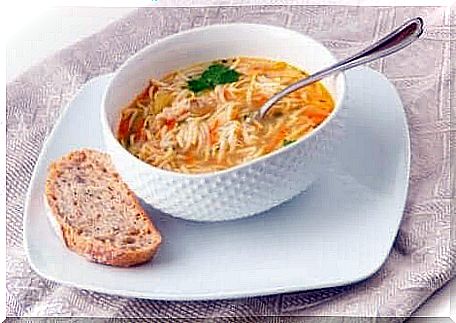 Noodles and vegetables can be used to make delicious vegetable soups for the whole family