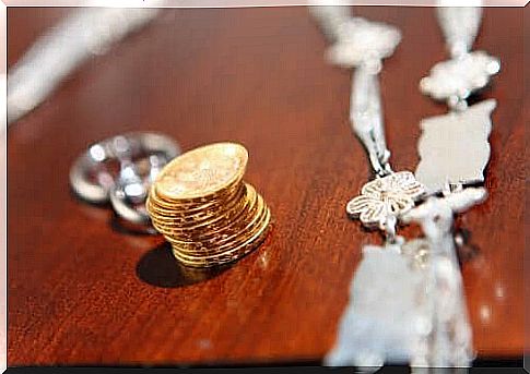 Wedding traditions: wedding coins as a symbol of unity